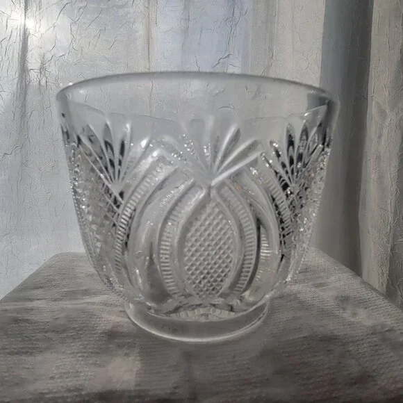 Vintage Clear Glass Bowl With Intricate Cut Design 7" Diameter 4.5" Height Home - Picture 2 of 8